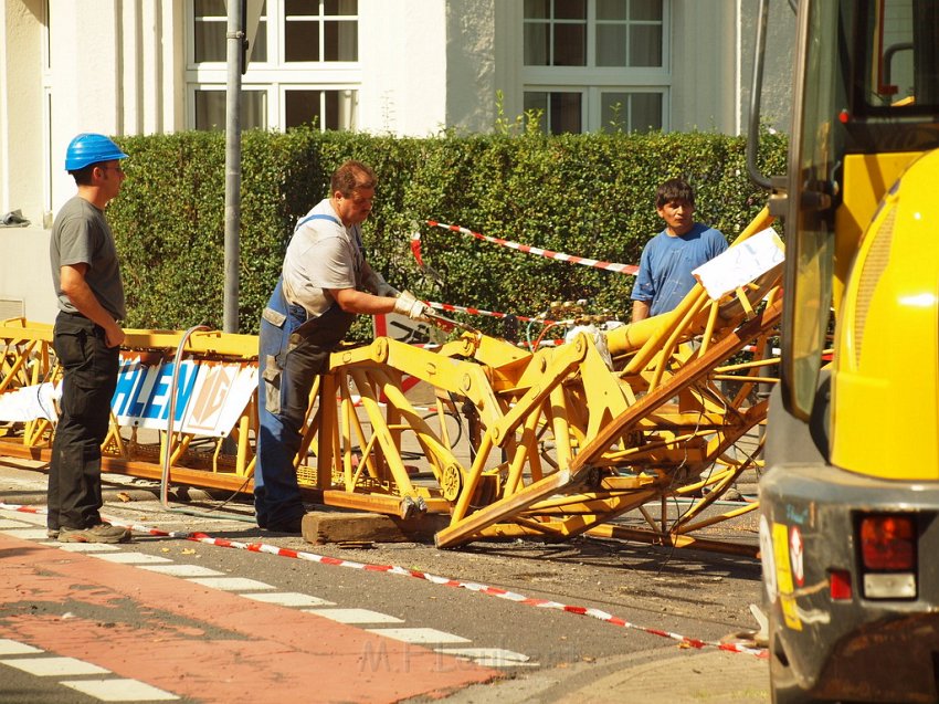 Baukran umgestuerzt Koeln Suelz Suelzguertel P249.JPG